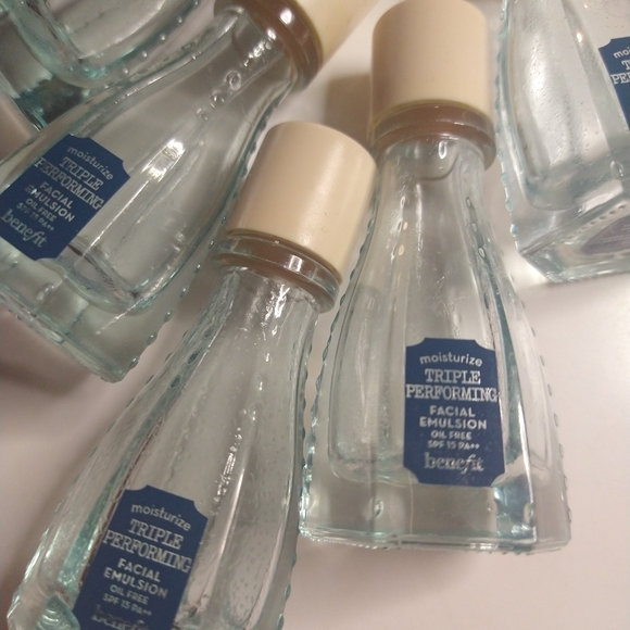 Benefit Triple Performing Facial Emulsion - Blue and Cream - Picture 9 of 12